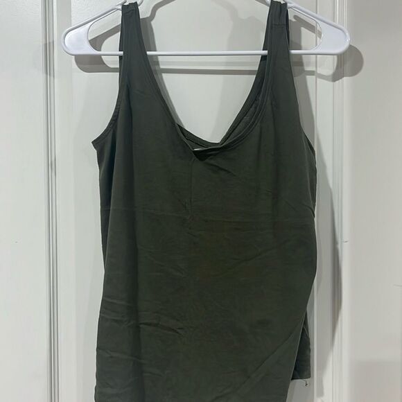 Old Navy Tops - Women’s basic tank Medium / C13